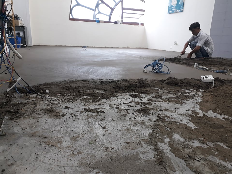 Hãy đảm bảo rằng sàn được láng đủ độ bằng phẳng Hãy đảm bảo rằng sàn được láng đủ độ bằng phẳng
