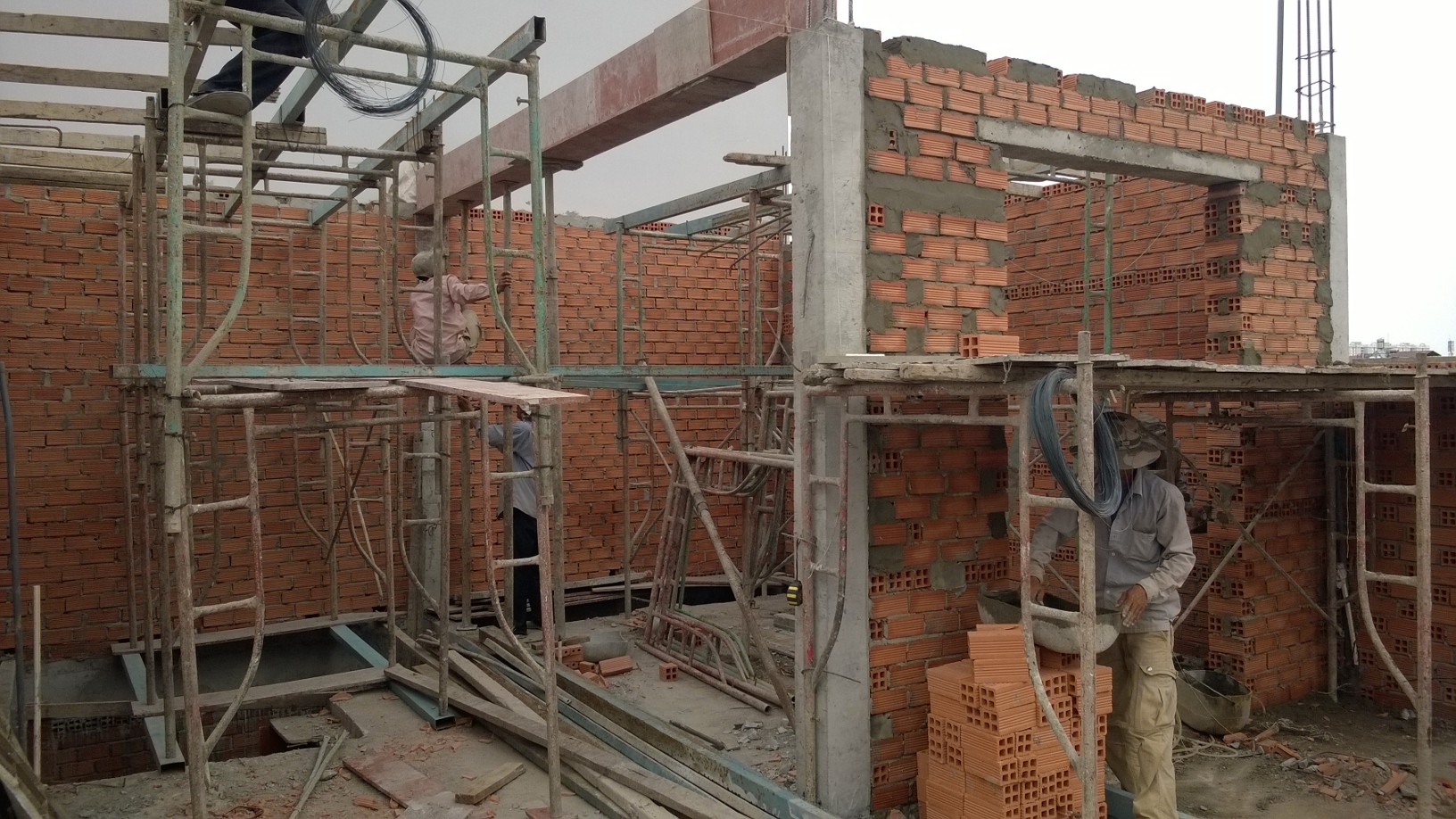 Quá trình thi công phần khung bao gồm nhiều công đoạn khác nhau Quá trình thi công phần khung bao gồm nhiều công đoạn khác nhau